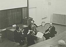 Záběry z koncertu 19. 3. 1974 v posluchárně -u Poláků-. Hrálo kvarteto Heroldova klubu, kterému závěrem děkuje prof. E. Polák
