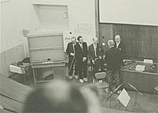 Záběry z koncertu 19. 3. 1974 v posluchárně -u Poláků-. Hrálo kvarteto Heroldova klubu, kterému závěrem děkuje prof. E. Polák
