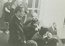 Záběry z koncertu 19. 3. 1974 v posluchárně -u Poláků-. Hrálo kvarteto Heroldova klubu, kterému závěrem děkuje prof. E. Polák
